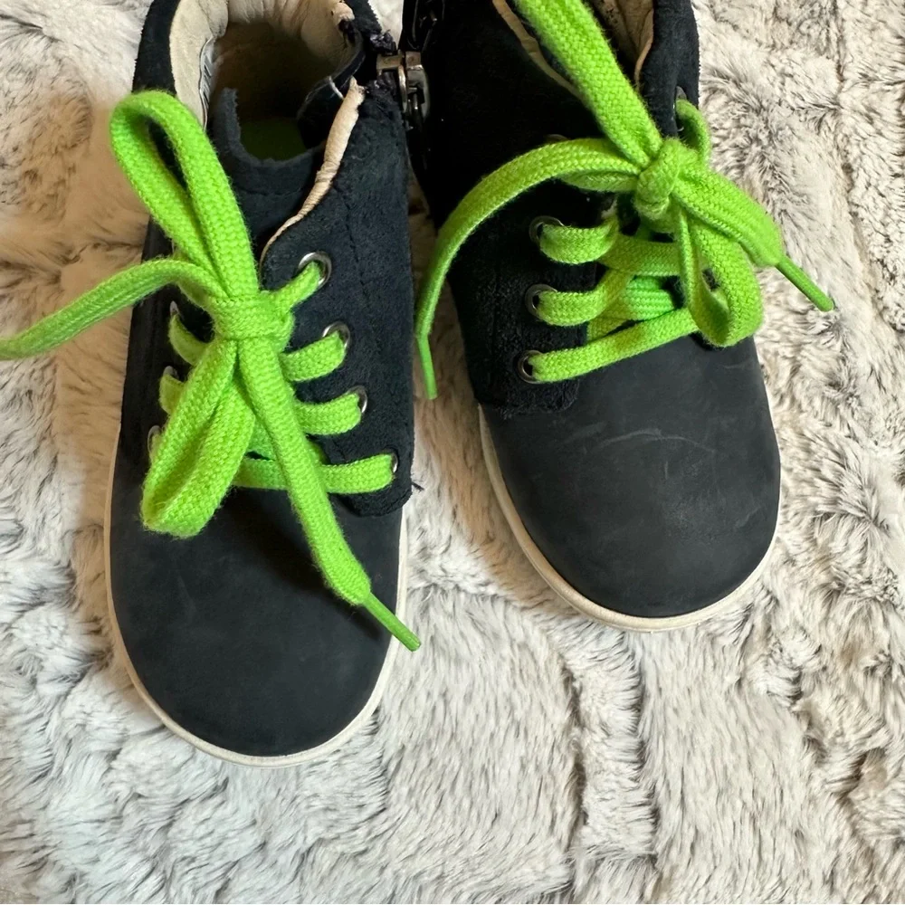 Clarks Boys Suede Boots side zip size 6 toddler